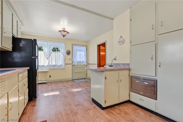 323 Prospect Street, Girard, OH - Photo 3