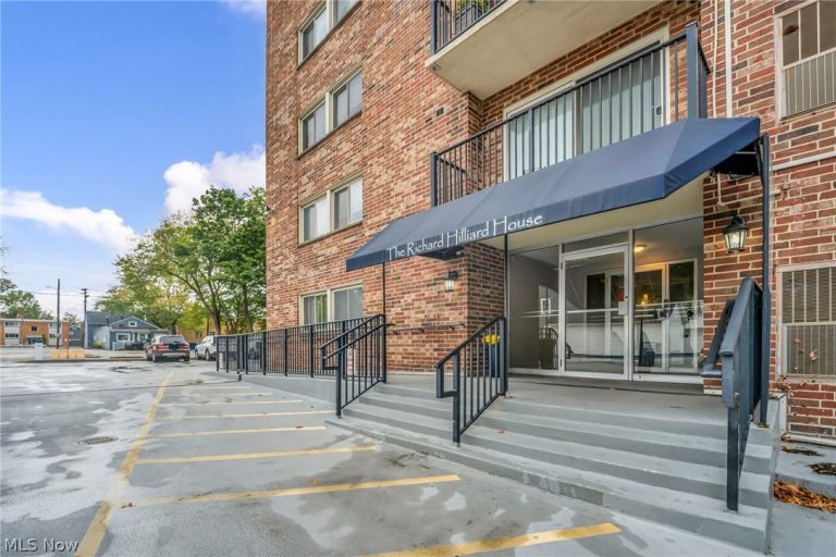 15555 Hilliard Road #304, Lakewood, OH - Photo 3