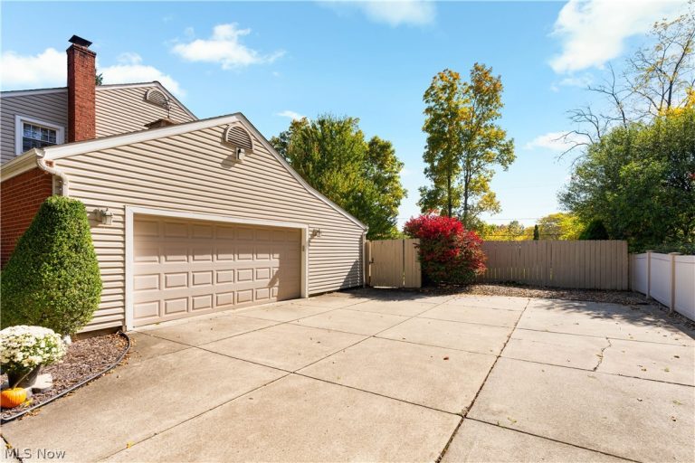 135 Case Drive, Hudson, OH - Photo 4