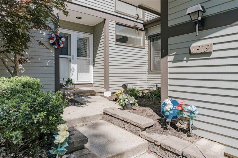 6919 Woodwalk Drive #38, Brecksville, OH - Photo 3