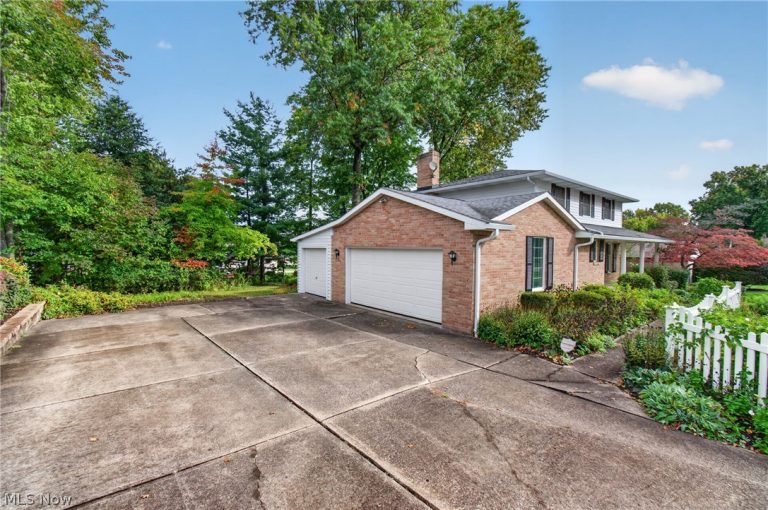 2550 Dogwood Drive, Massillon, OH - Photo 2