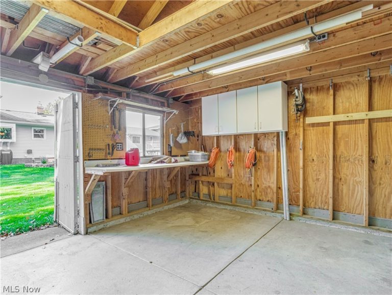 6187 Carlyle Drive, Seven Hills, OH - Photo 8