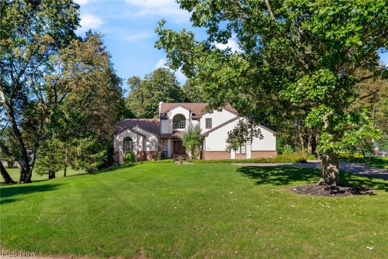 7725 Hearthstone Avenue, North Canton, OH - Photo 2