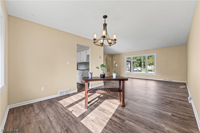 7879 Cresthill Drive, Seven Hills, OH - Photo 6