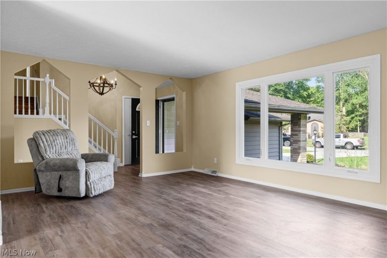 7879 Cresthill Drive, Seven Hills, OH - Photo 4