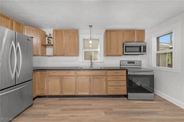 7802 Jones Road, Cleveland, OH - Photo 8