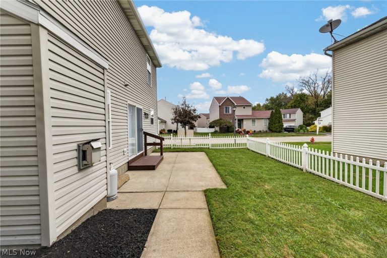 1115 Oxford Circle, Akron, OH - Photo 6