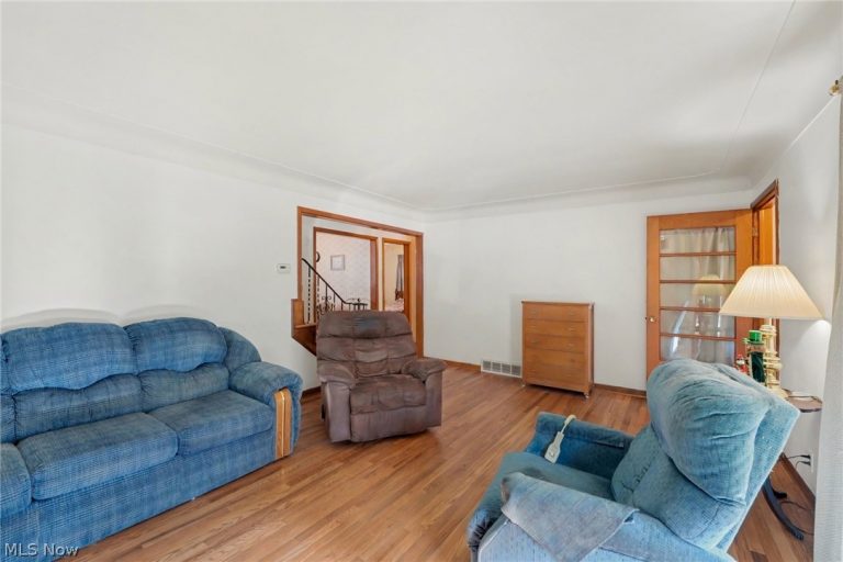 17829 Dillewood Road, Cleveland, OH - Photo 5