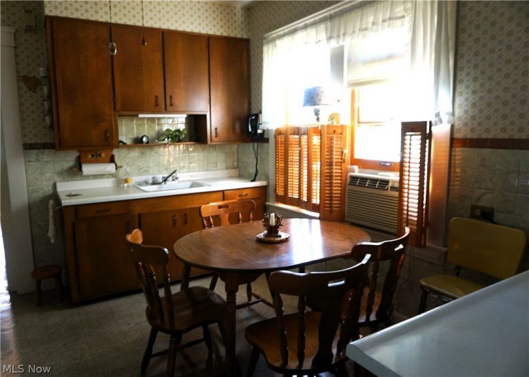 19708 Shawnee Avenue, Cleveland, OH - Photo 4