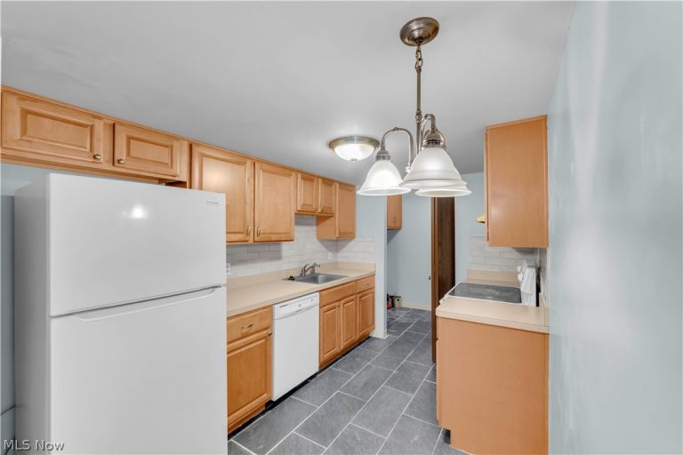 6850 Carriage Hill Drive #D55, Brecksville, OH - Photo 8