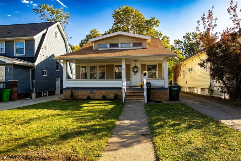 9812 Robinson Avenue, Garfield Heights, OH - Photo 2