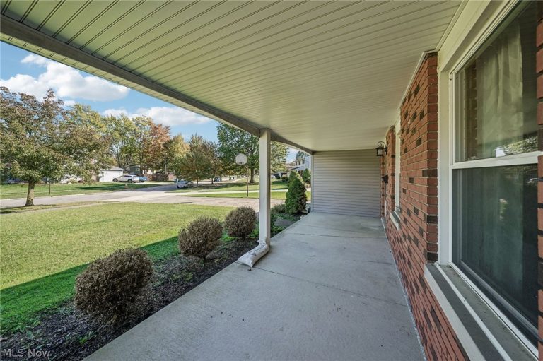 26961 Leenders Lane, North Olmsted, OH - Photo 4
