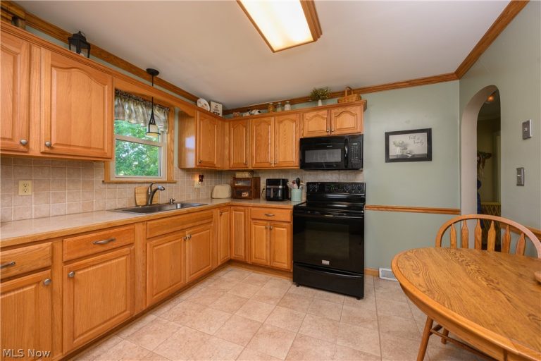 4457 Emma Place, Canton, OH - Photo 8