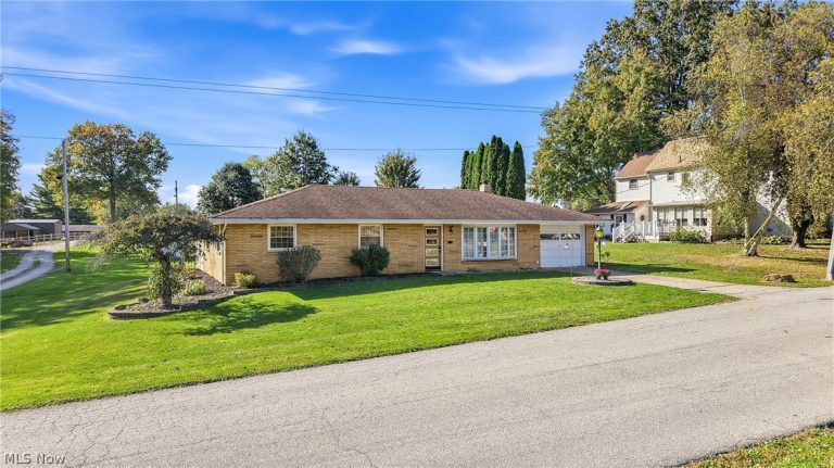 208 Creed Avenue, Hubbard, OH - Photo 2