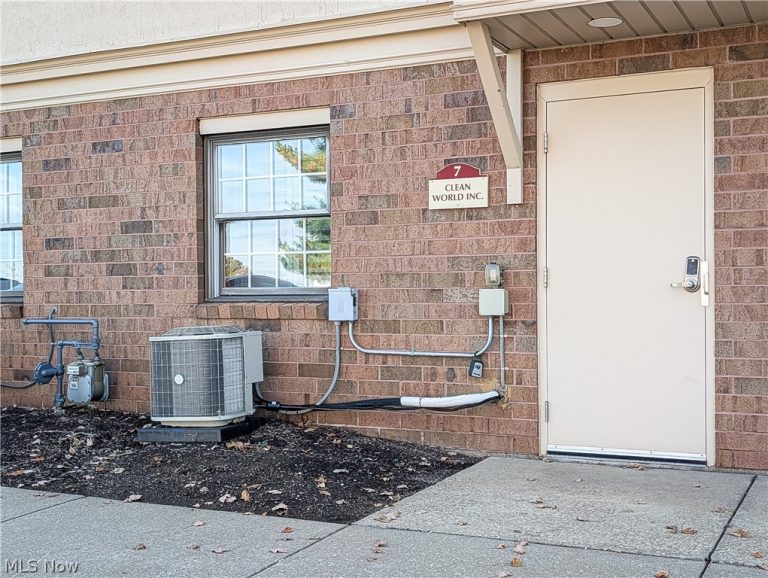 1337 Commerce Drive, Stow, OH - Photo 4