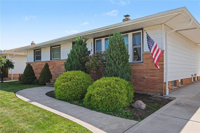 578 Hillsdale Avenue, Seven Hills, OH - Photo 2