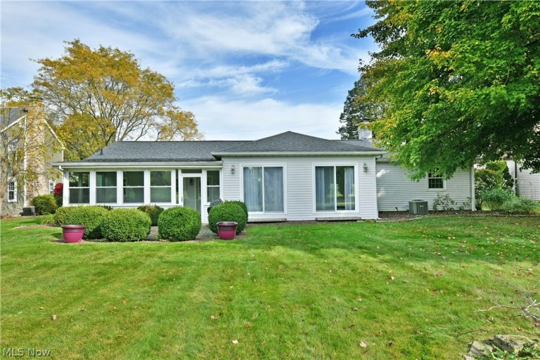 190 Maple Leaf Drive, Hubbard, OH - Photo 4