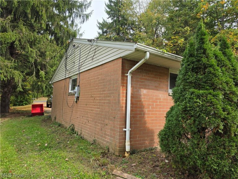 10057 Thwing Road, Chardon, OH - Photo 6