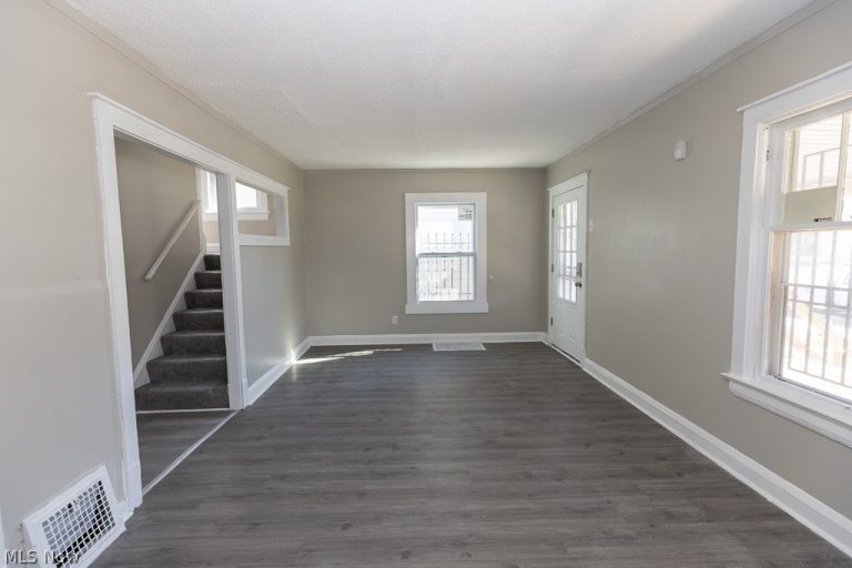 12913 Thornhurst Avenue, Garfield Heights, OH - Photo 8