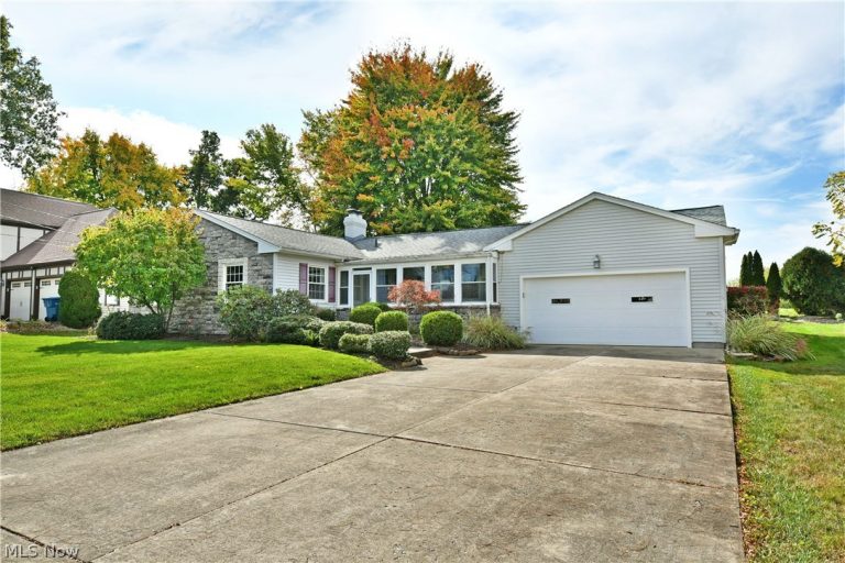 190 Maple Leaf Drive, Hubbard, OH - Photo 2