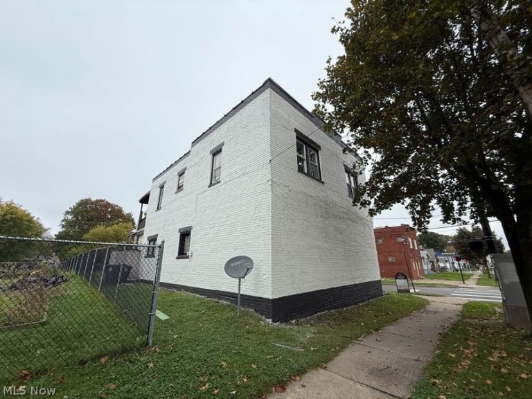 781 Lovers Lane, Akron, OH - Photo 4