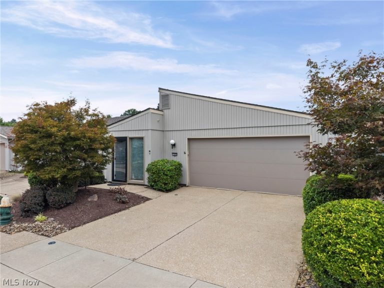 11025 Southwind Court, Strongsville, OH - Photo 2