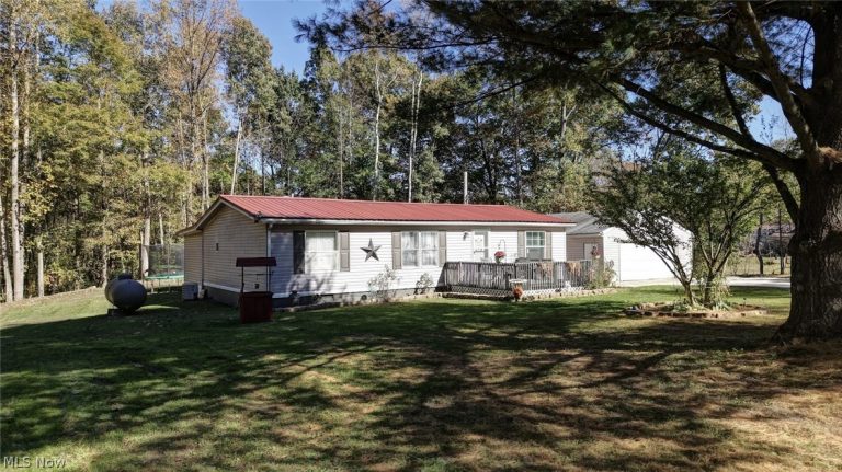 6791 Tracy Rd SE, Uhrichsville, OH - Photo 2