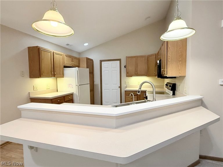 1460 Laurenbrook Lane, Massillon, OH - Photo 6