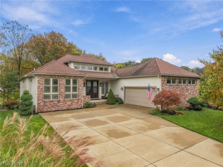 1137 Laurel Green Drive, North Canton, OH - Photo 2