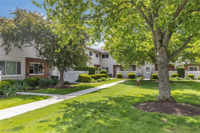 4310 Hyde Park #4, North Olmsted, OH - Photo 2