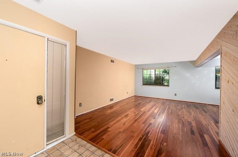 879 Hampton Ridge Drive, Akron, OH - Photo 8