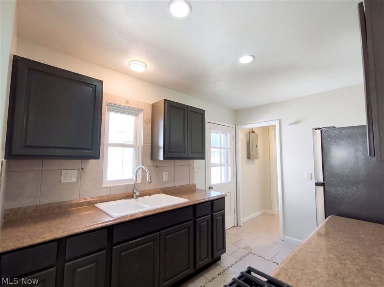 13807 Elsetta Avenue, Cleveland, OH - Photo 6