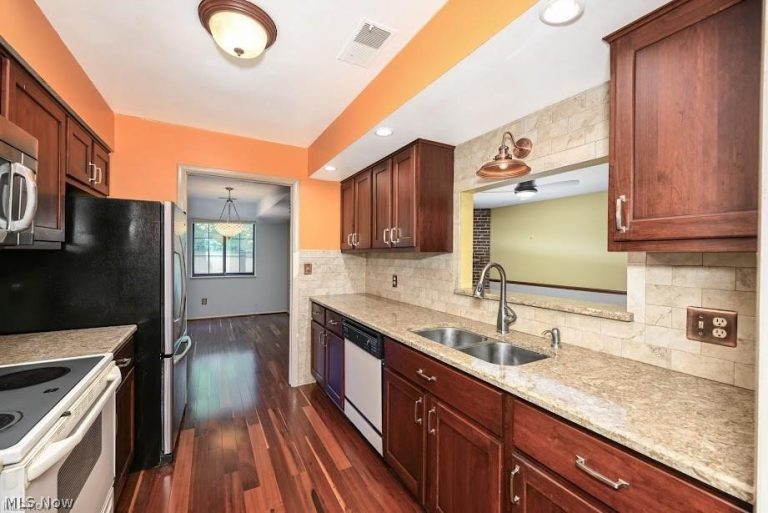 879 Hampton Ridge Drive, Akron, OH - Photo 4