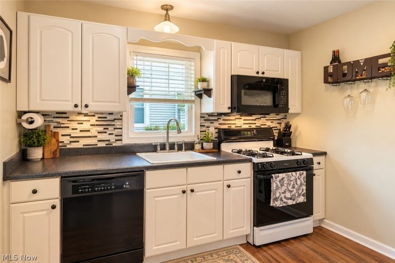 525 Waverly Road, Eastlake, OH - Photo 3