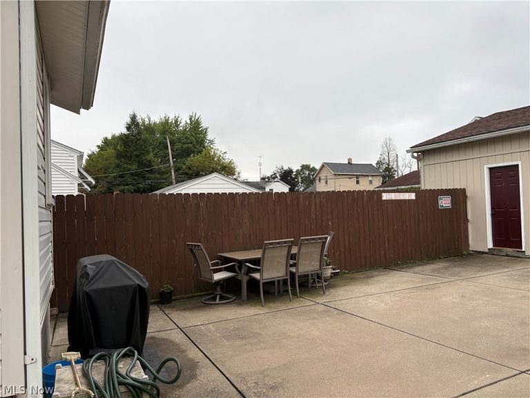 308 Hyde Avenue, Niles, OH - Photo 2