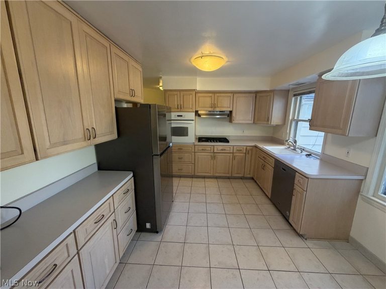 2712 Green Road, Shaker Heights, OH - Photo 4