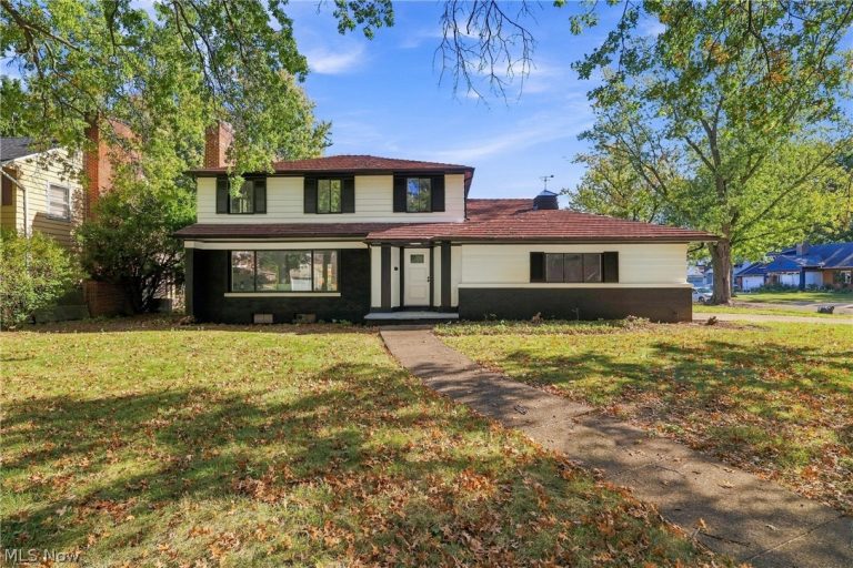 2131 Newbury Drive, Cleveland, OH - Photo 2