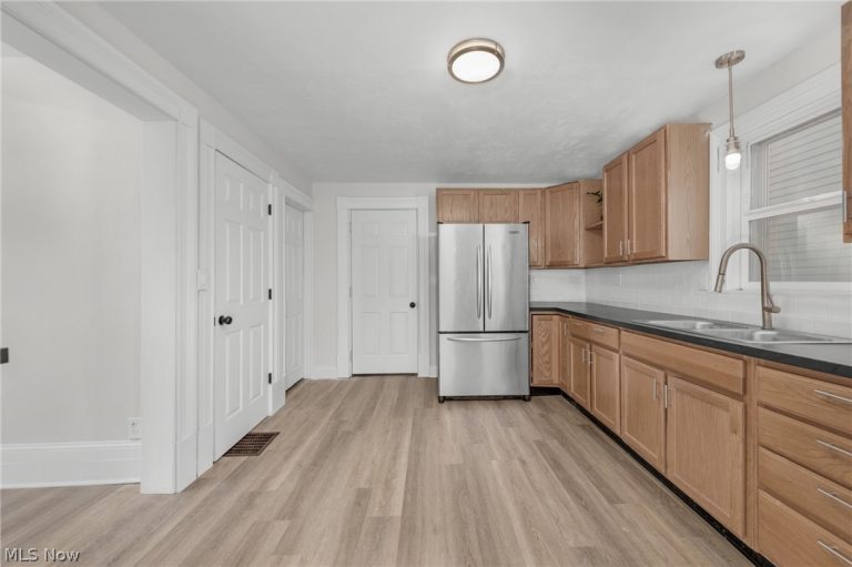 7802 Jones Road, Cleveland, OH - Photo 5