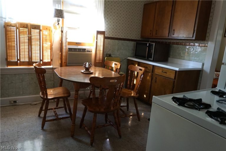 19708 Shawnee Avenue, Cleveland, OH - Photo 3
