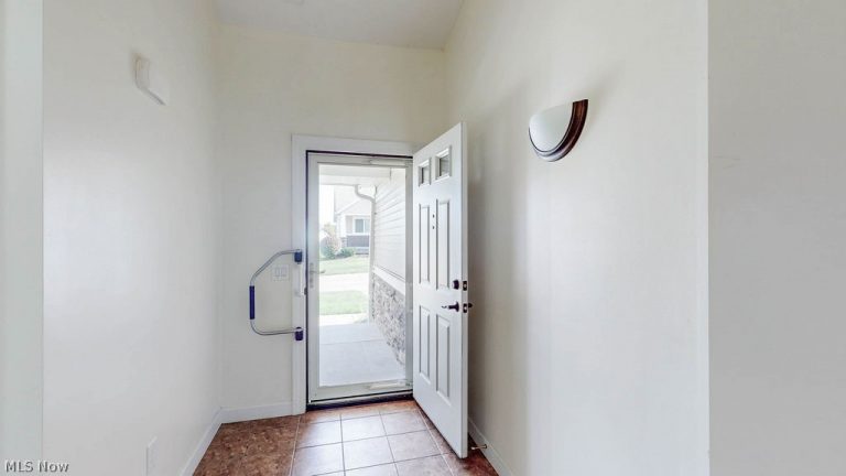 1146 Briarcliff Drive, Akron, OH - Photo 2