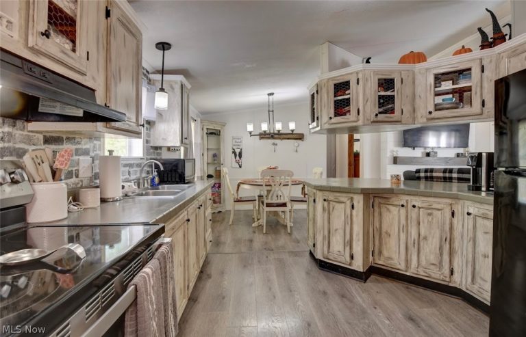 6791 Tracy Rd SE, Uhrichsville, OH - Photo 8