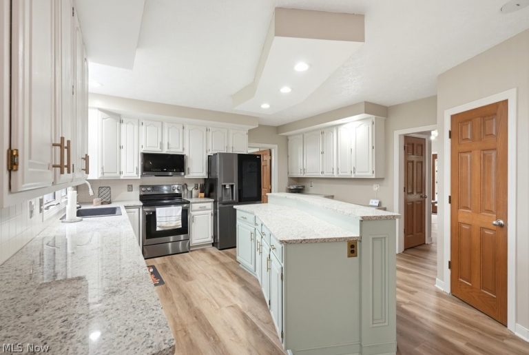 9020 Humberside Avenue, North Canton, OH - Photo 8
