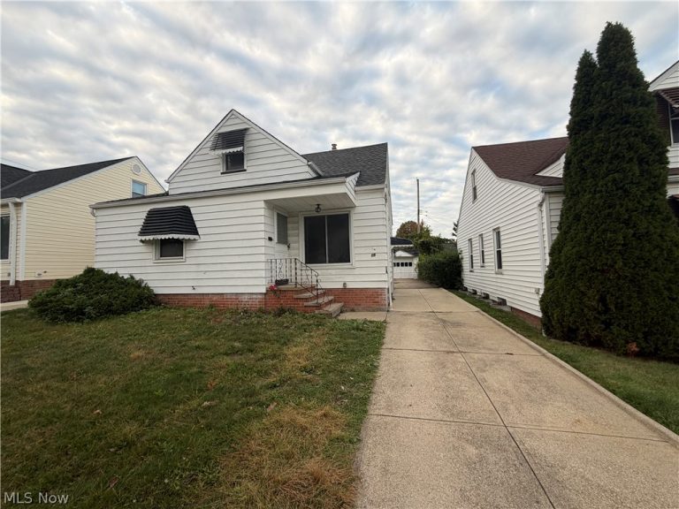 11509 Chester Road, Garfield Heights, OH - Photo 2