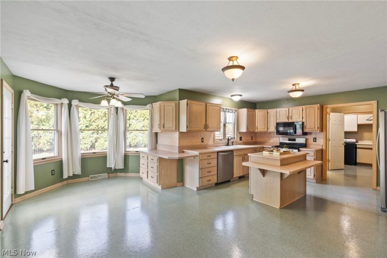 7902 Kerrybrooke Trail, Poland, OH - Photo 2
