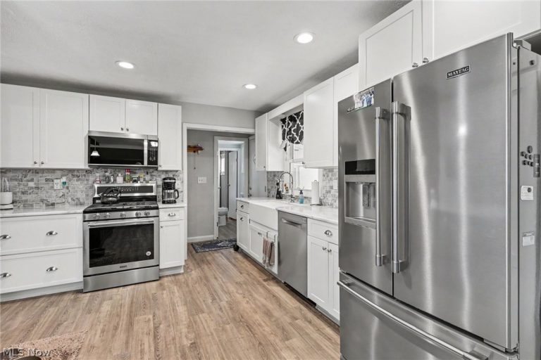 578 Hillsdale Avenue, Seven Hills, OH - Photo 5