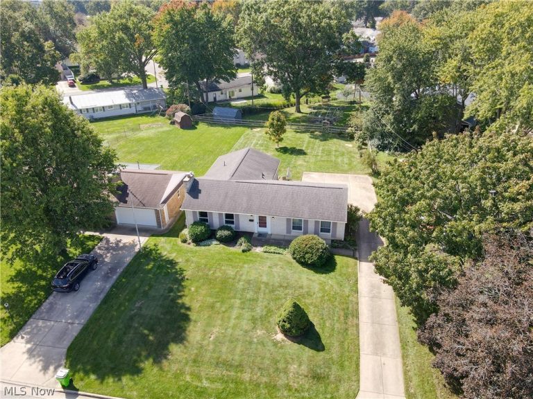 410 Chapple Hill Drive, North Canton, OH - Photo 2