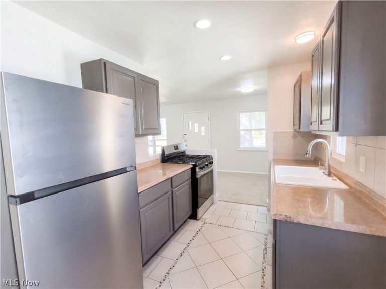 13807 Elsetta Avenue, Cleveland, OH - Photo 2