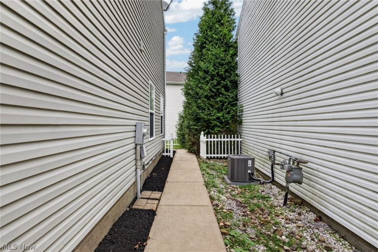 1115 Oxford Circle, Akron, OH - Photo 5