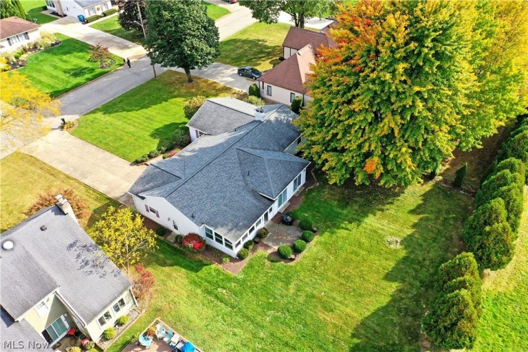 190 Maple Leaf Drive, Hubbard, OH - Photo 6