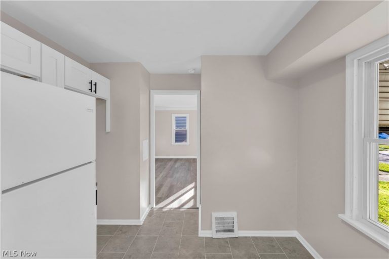 12817 Oak Park Boulevard, Garfield Heights, OH - Photo 6